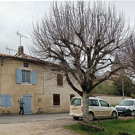 Апартаменты Au Bord De La Riviere Verteuil-sur-Charente Экстерьер фото
