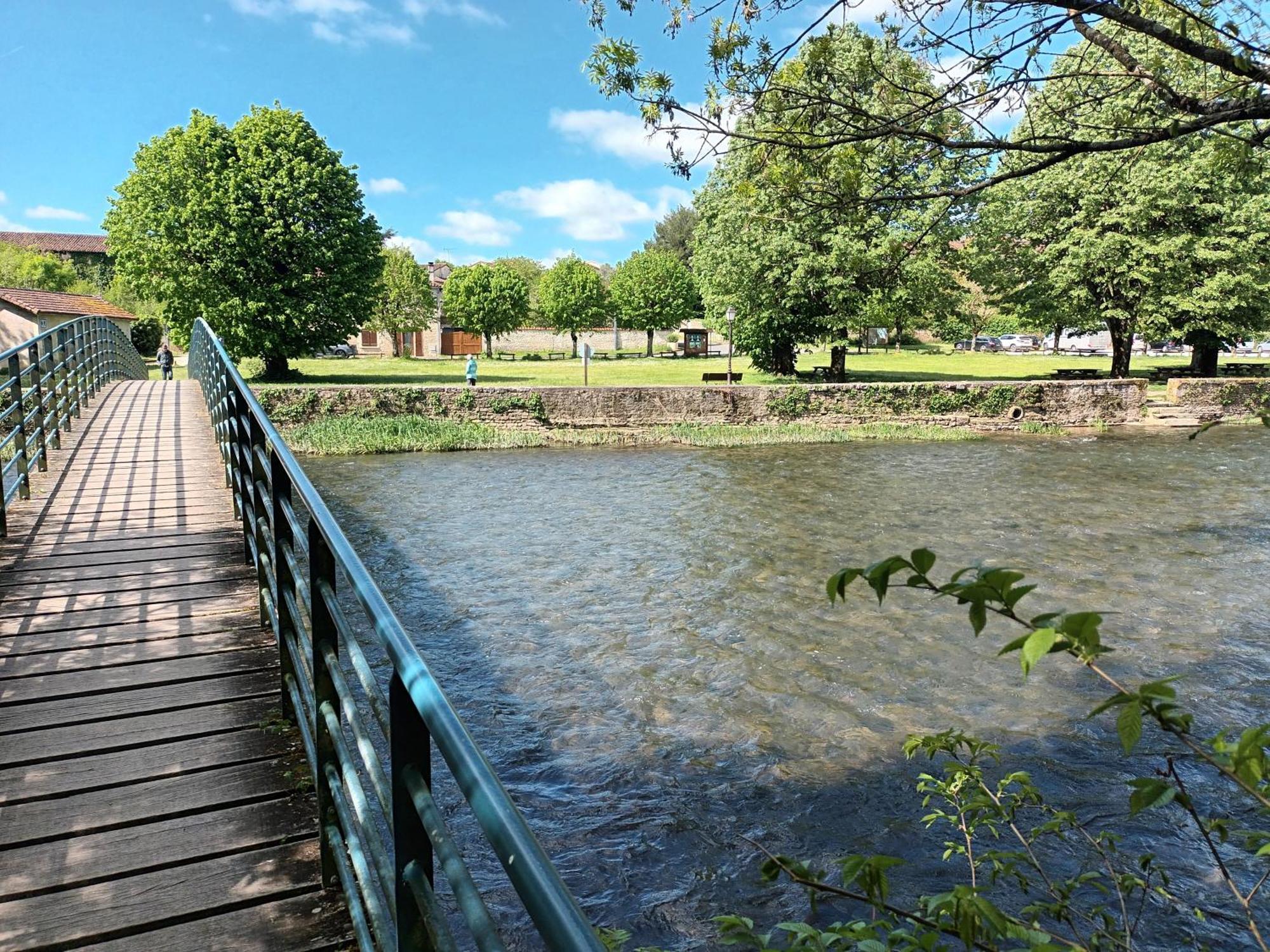 Апартаменты Au Bord De La Riviere Verteuil-sur-Charente Экстерьер фото